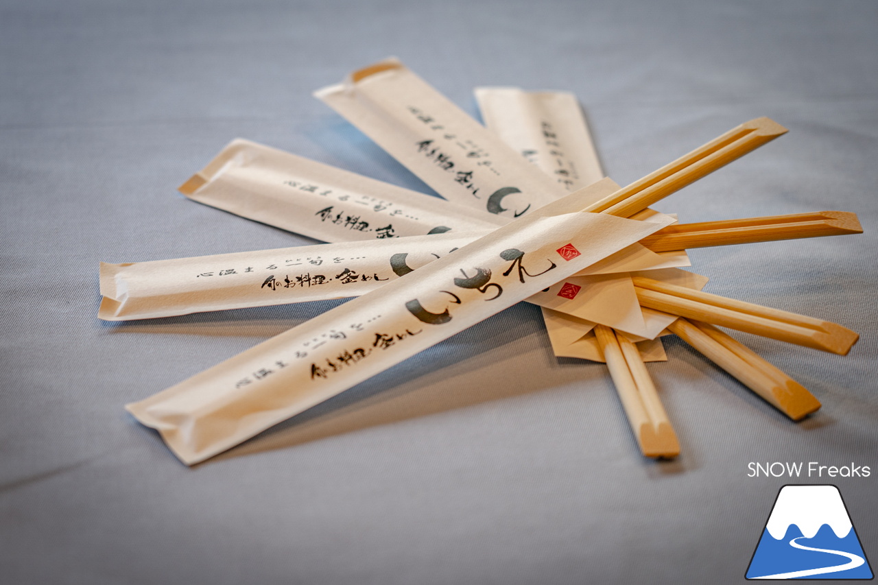 井山敬介さんと秋元日菜子さんのコンビは今年も健在！さらに、サプライズゲストも登場？！憧れのスキーヤーと一緒に雪と戯れ、『いちえ』の美味しいランチをいただく…。夢のようなイベント。めもるホールディングス presents プロスキーヤー・井山敬介さんと行く｜ダイナスティスキーリゾート